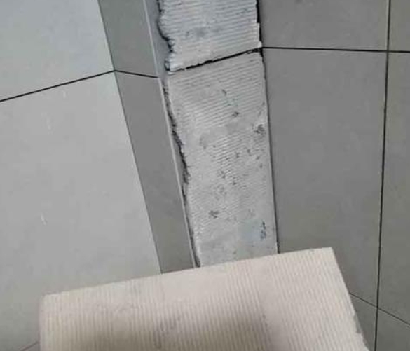 六枝特瓷砖空鼓维修公司分享下厨房瓷砖脱落的补救措施。